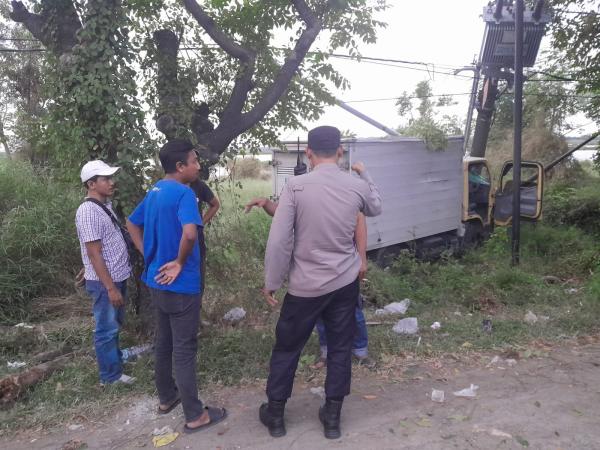 Truk Box Tabrak Tiang Listrik di Pantura Gresik, Lampu Padam Satu Kecamatan