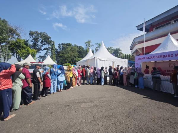 Ratusan Warga Serbu Sembako Murah yang Digelar Polresta Banyumas 
