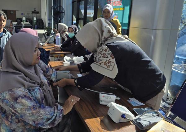 Penumpang KA Cek Gratis Kadar Gula Darah dan Tensi Gratis di Stasiun Purwokerto