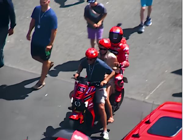 Momen Langka di MotoGP! Marquez 'Nebeng' Bonceng Tiga dengan Orang Tua Bagnaia