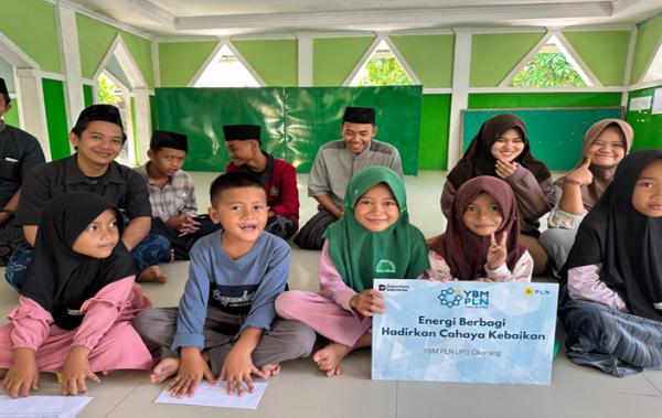 Sambut Hari Anak Nasional, YBM PLN Cikarang Salurkan Paket Bantuan ke Ponpes Umar Bin Khattab