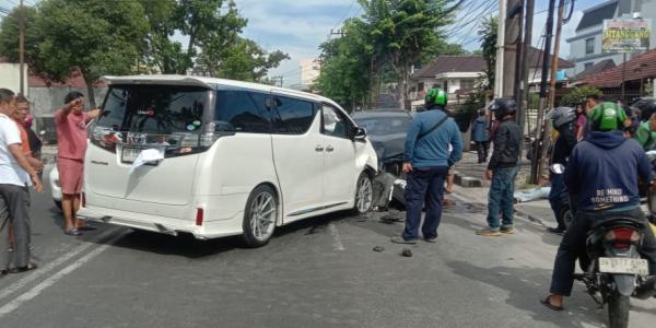 BREAKING NEWS: Kecelakaan Beruntun di Medan Libatkan Vellfire, Avanza, dan Betor, Dua Korban Luka