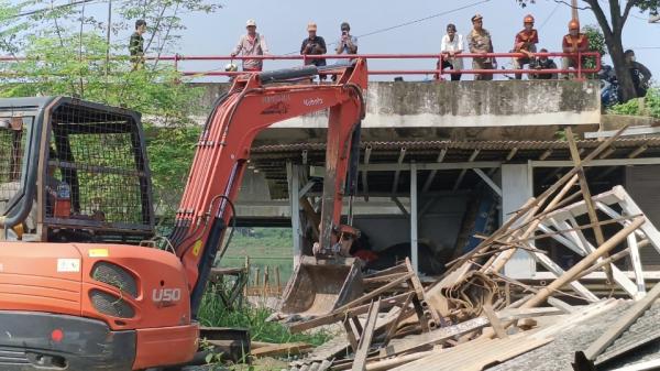 BREAKING NEWS, Akhirnya Puluhan Bangunan Liar di Juanda Depok Dirobohkan
