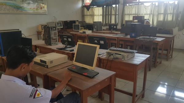 Cerita Siswa SMK Fatahillah Indramayu: Meski Cuma Berdua, Kami Tetap Sekolah