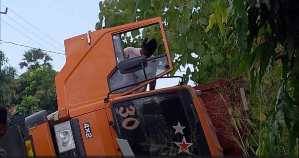 Hendak Antri BBM di SPBU Kambaniru, Dump Truck Bermuatan Kerikil Terbalik di Ruas Jalan Nasional