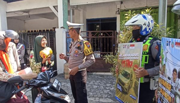 Siswi SMK di Jombang Ketahuan Tak Pakai Helm saat Operasi Patuh Semeru 2025, Begini Reaksi Polisi