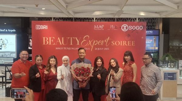 Influencer Surabaya Berbagi Rahasia Kecantikan Alami, Pengunjung Mall Diajak Lakukan Analisa Kulit
