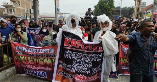 'Keadilan Mati': Aksi Pocong Warnai Protes di Polda Sumut, Warga Minta Pecat Kompol DK