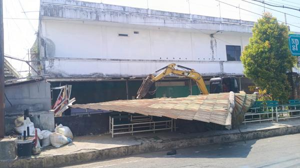 Satpol PP Jabar Tertibkan Bangunan Liar di Saluran Irigasi Cimulu Kota Tasikmalaya