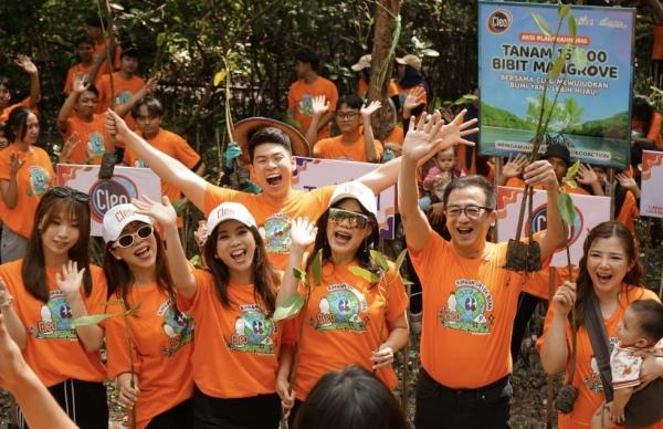 Cegah Abrasi di Pantai, Ribuan Pohon Mangrove di Tanam di Pantai Surabaya