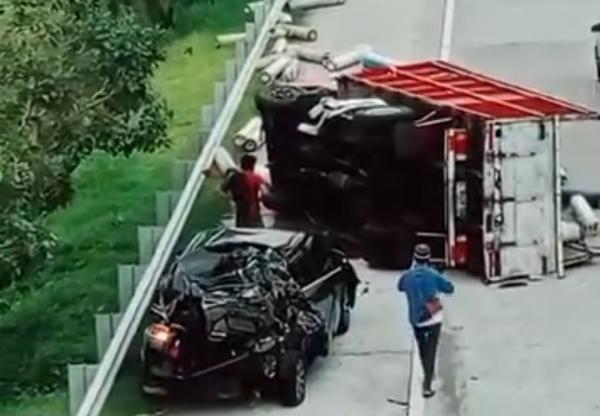 Kecelakaan Truk Muat Tabung Gas Oksigen Tabrak Avanza Berhenti di Tol Jombang, 1 Orang Luka Berat