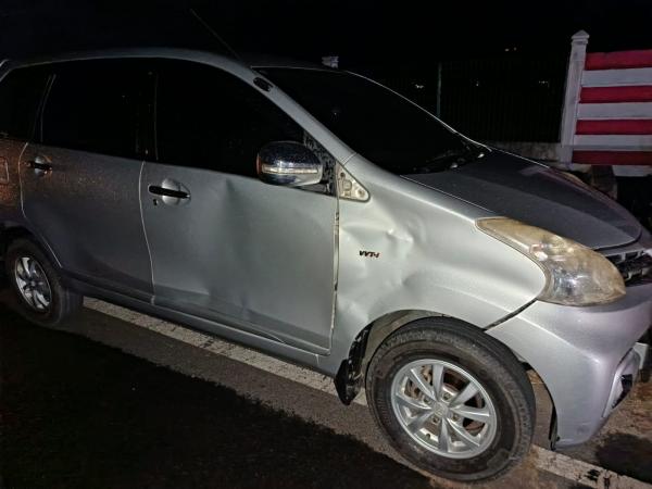 Ban Truk Meledak di Jalan Poros Polman, Minibus Rusak Tersambar Serpihan