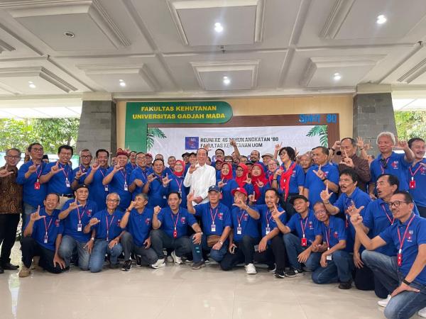 Jokowi jadi Sorotan, Kenakan Baju Berbeda dengan Alumni Lain saat Reuni Fakultas UGM