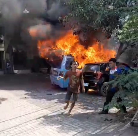 Ledakan di Halaman Masjid, Tiga Mobil Terbakar di Kedawung Cirebon