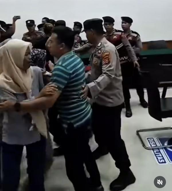 Keluarga Emosi, Terdakwa  Dilempar Sendal Saat Keluar Sidang Kasus Mutilasi di Gunungsari Serang