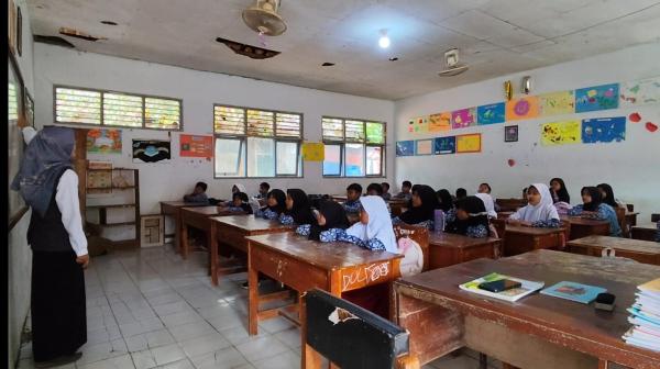 Miris! Sekolah Rusak di Indramayu, Siswa Terpaksa Belajar di Ruang Kelas Tak Layak