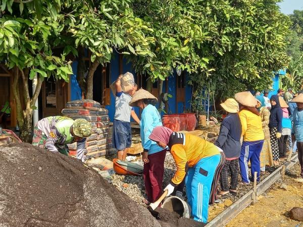 Mantul! Emak-Emak Bantu Membangun Desa Saat KBM TNI Kodim 0717 Grobogan di Desa Tambirejo Toroh