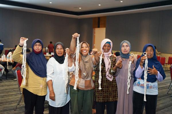 Dukung UMKM Bekasi, 30 Petugas Kebersihan di Cikarang Dapat Pelatihan Macrame