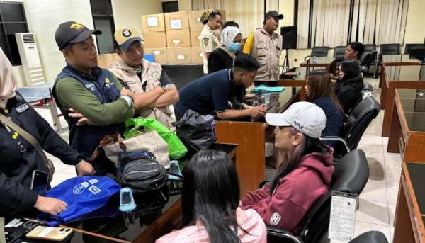 BREAKING NEWS Bukan Cuma Nyanyi! Karaoke di Cibinong Sarang PSK, Polisi Temukan Bukti Mengejutkan