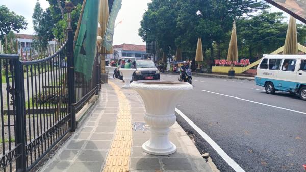 Wajah Baru Tasikmalaya, 97 Pot Bunga Bugenvil Percantik Jalur Protokol Pusat Kota