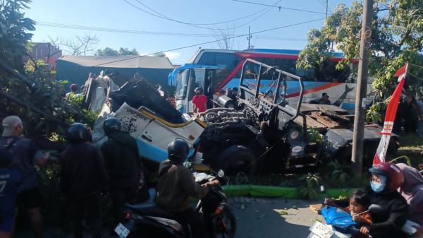 Bus Tabrak Truk di Jalan Raya Surabaya-Mojokerto, Satu Orang Dilarikan ke Rumah Sakit