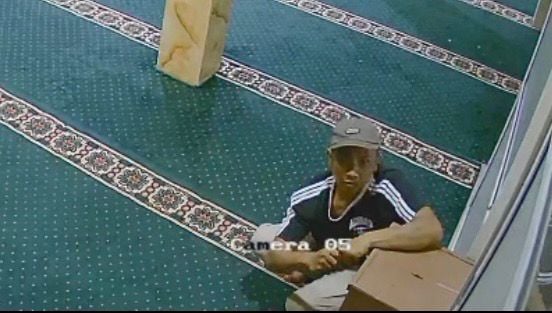BREAKING NEWS: Terekam CCTV Masjid, Maling Spesialis Kotak Amal di Cilebut Bogor Gagal Beraksi