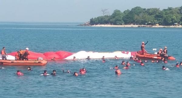 Peringati HUT RI ke-80, Gabungan Relawan Bentangkan Bendera Merah Putih Raksasa di Laut Merak