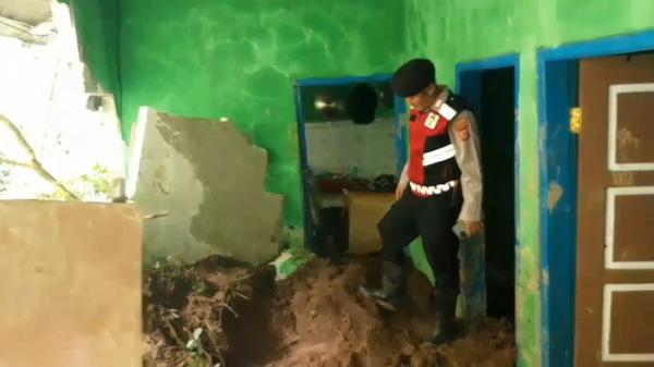 Bocah 8 Tahun Tewas Tertimbun Longsor di Cidugaleun Tasikmalaya, 3 Orang Terluka Parah