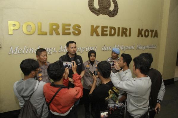 Tragedi Pesta Miras di Kediri: Tiga Perempuan Dilarikan ke RS, Satu Tewas Diduga Keracunan