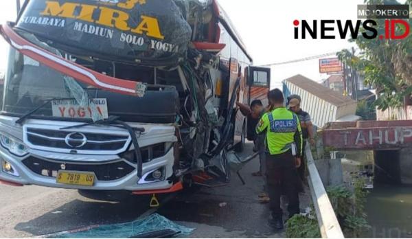 Bus Mira Ugal-ugalan Seruduk Truk Boks Berhenti di Jombang Hingga Masuk Sungai, 3 Penumpang Luka