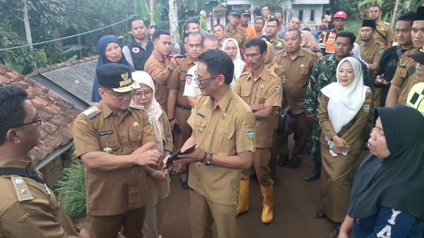 Bupati Tasikmalaya Tinjau Lokasi Longsor di Cigalontang, Janji Perbaikan Rumah dan Biaya Pengobatan