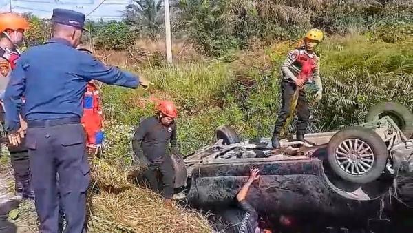 Mobil Avanza Terperosok dan Terbalik di Parit Usai Berselisihan dengan Kendaraan Lain