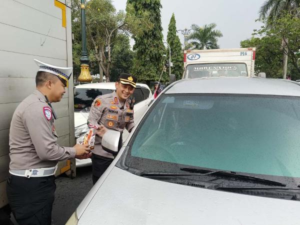 Jelang HUT ke-80 RI, Polres Bogor Bagikan 17.845 Bendera Merah Putih ke Masyarakat