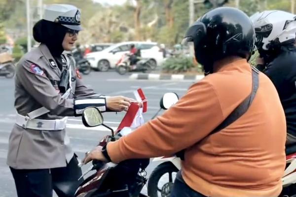 Polisi Surabaya Bagikan Bendera Merah Putih, Ajak Warga Rayakan Kemerdekaan dan Tertib Lalu Lintas