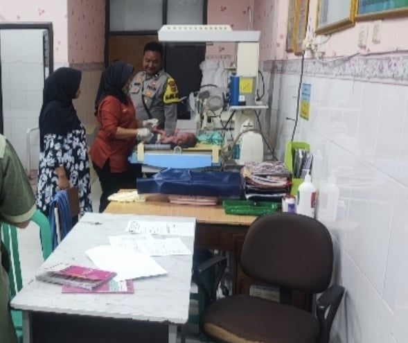 Bayi Ditemukan Terlantar Teras Rumah Warga di Ciruas Kabupaten Serang, Polisi Lakukan Penyelidikan