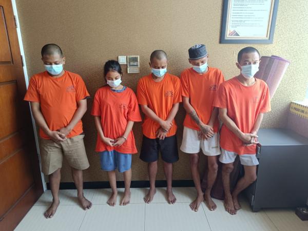 Bongkar Jaringan Narkoba, Polres Gresik Tangkap 5 Tersangka dan Sita Sabu serta Pil Koplo
