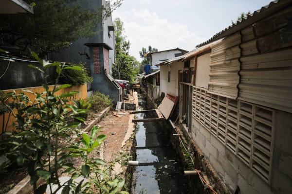 Lebar Sungai Menyempit, Puluhan Bangunan Liar di Bantaran Kali Cisaranten Bandung Bakal Dibongkar