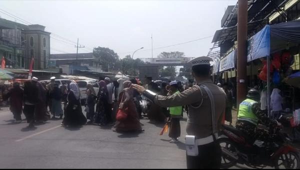 Haul Ponpes Langitan, Arus Lalu Lintas di Babat Lamongan Padat Merayap