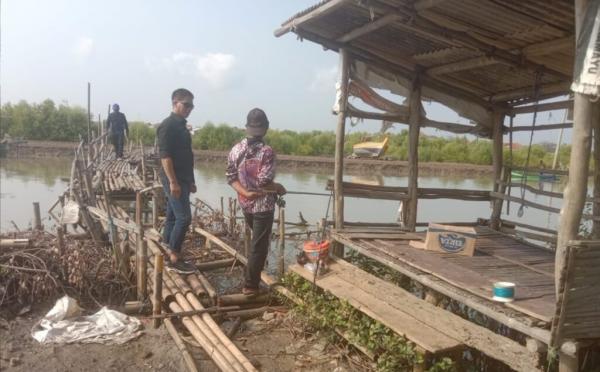 Camat Kandanghaur Beberkan Fakta di Balik Video Jenazah yang Digotong Lewati Jembatan Darurat