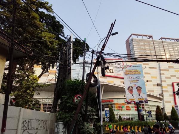 Waspada! Tiang Listrik Miring dan Kabel Semrawut di Jl Perintis Kemerdekaan Tangerang
