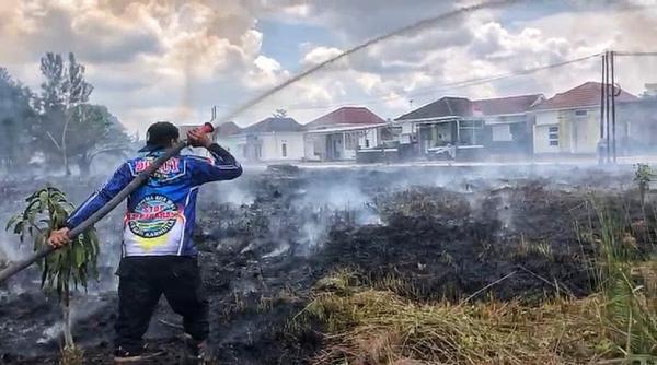 Kebakaran Lahan Dekat Permukiman di Palangka Raya, Tim Dalkarhutla Dishut Kalteng Cepat Bertindak