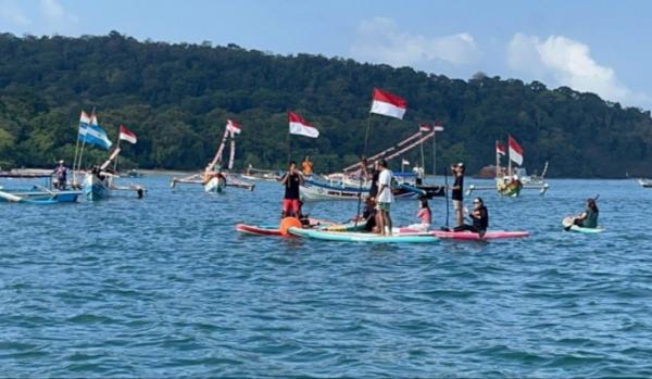 Formasi Perahu, Bendera Berkibar, Laut Bergetar! Pangandaran Punya Cara Gila Rayakan Merdeka