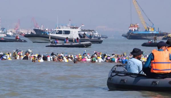 Ratusan Peserta Bersaing Dalam Swimming Selat Madura Piala Kasal 2025