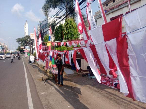 Jualan Bendera Merah Putih Sepi, Pedagang Cilegon 20 Tahun Bertahan Meski Cuma Laku 5 Lembar