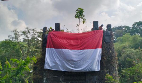 Bendera Merah Putih Raksasa Berkibar di Puing Jembatan Karangresik Tasikmalaya