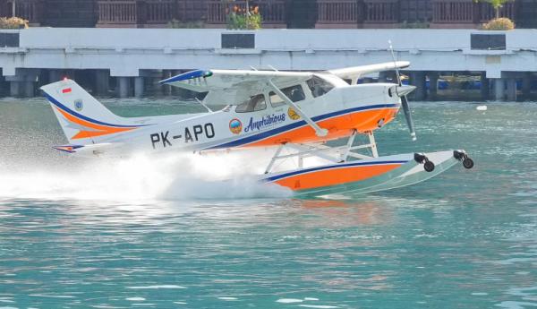 Menhub Terkesima Lihat Uji Coba Terbang Pesawat Amfibi di Laut Makassar