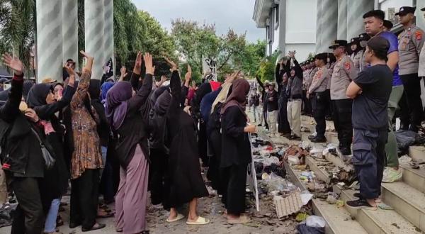 BREAKING NEWS Protes Kiriman Sampah dari Tangsel, Warga Pandeglang Buang Sampah ke Kantor Bupati