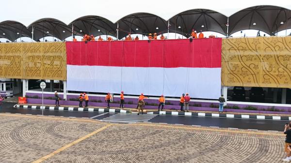 Merah Putih Raksasa Berkibar di Jantung Ciamis, Semangat Kemerdekaan Tak Surut Meski Diguyur Hujan