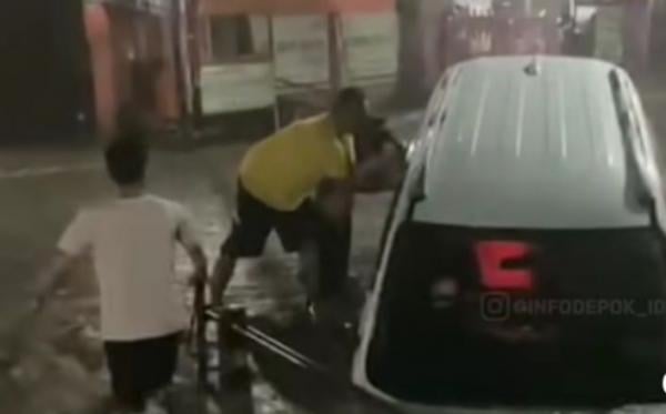 Banjir di Depok Bikin Celaka, Mobil dan Penumpang Terperesok ke Kali