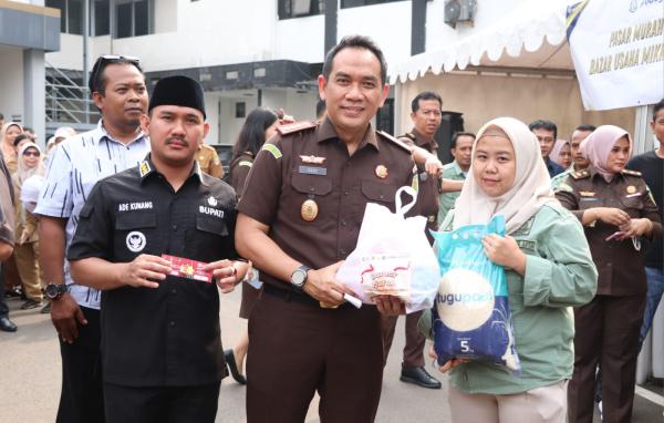Bantu Kendalikan Inflasi, Kejaksaan Kabupaten Bekasi Gelar Pasar Murah UMKM